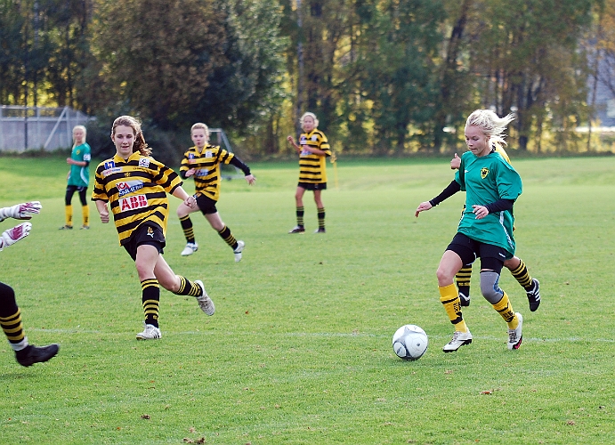 2010_1003_11.JPG - Hanna Garman avancerar fram mot mål för ett avslut